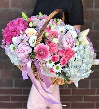 Цветочная композиция из Розы, Хризантемы, Пионы и Лизиантусы в корзине в Убинском