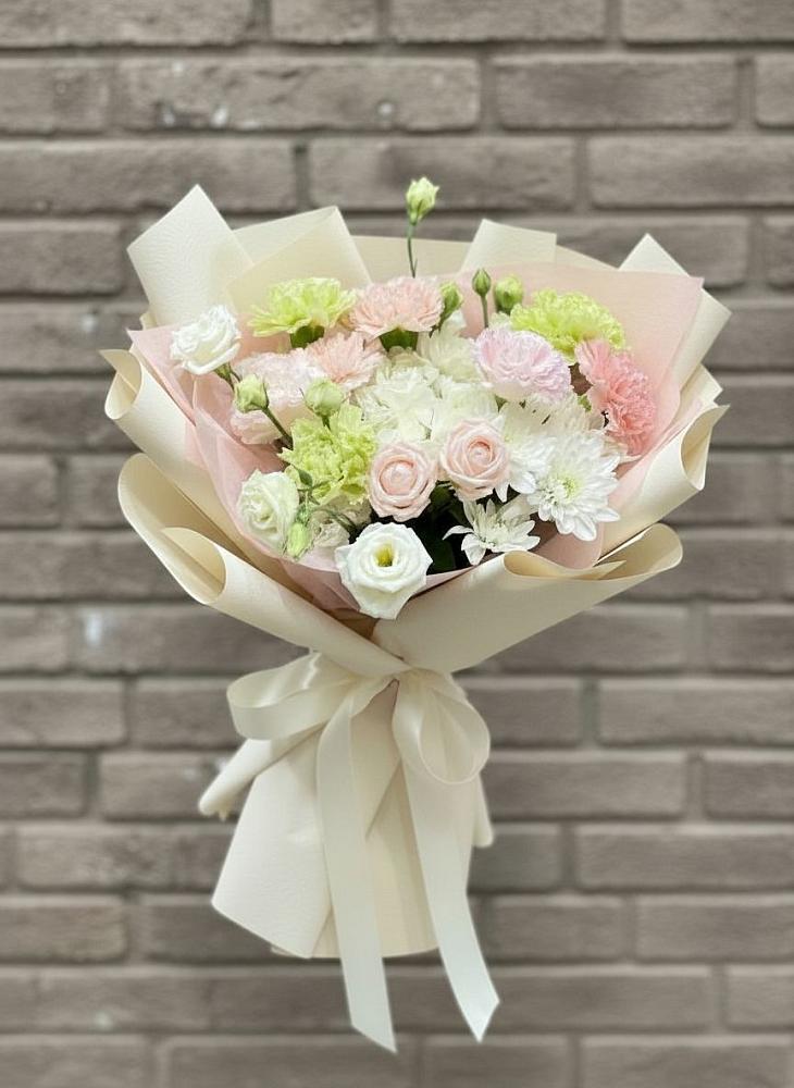 Букет цветов из: Гвоздики, Розы, Лизиантусы и Хризантемы в Убинском