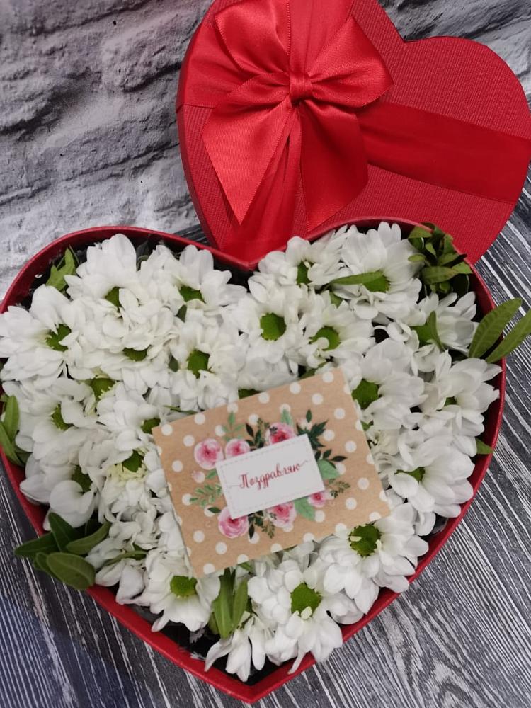 Цветочная композиция из Хризантемы в виде сердца в Убинском