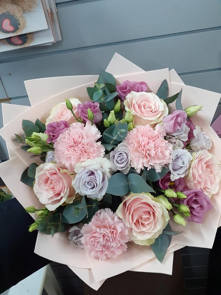 Букет цветов из: Розы, Гвоздики и Лизиантусы в Убинском